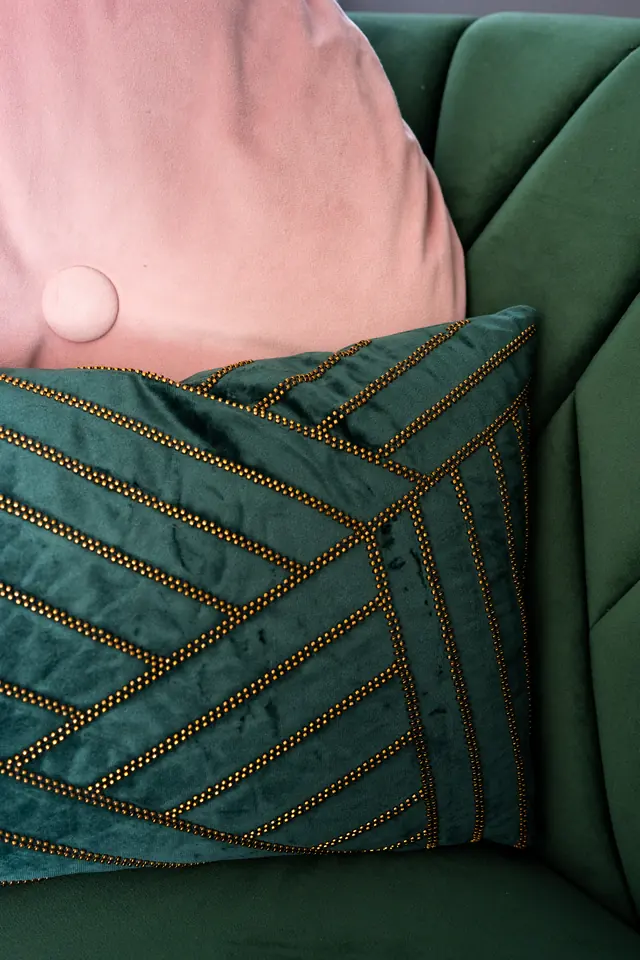 Groene fluwelen zetel met roze en goudgestreepte kussens